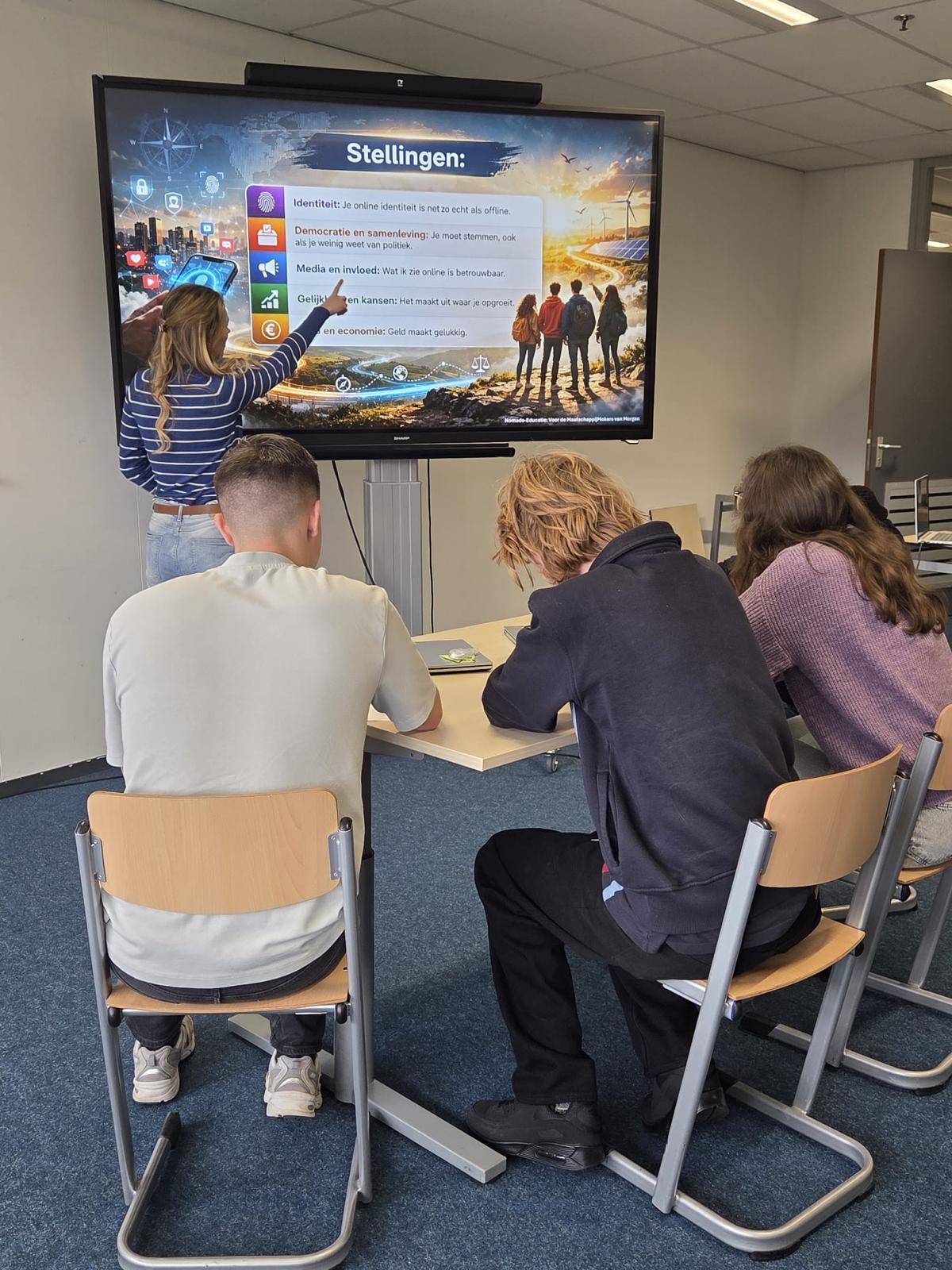 Leraar geeft les aan de klas met Nomade lesmethode