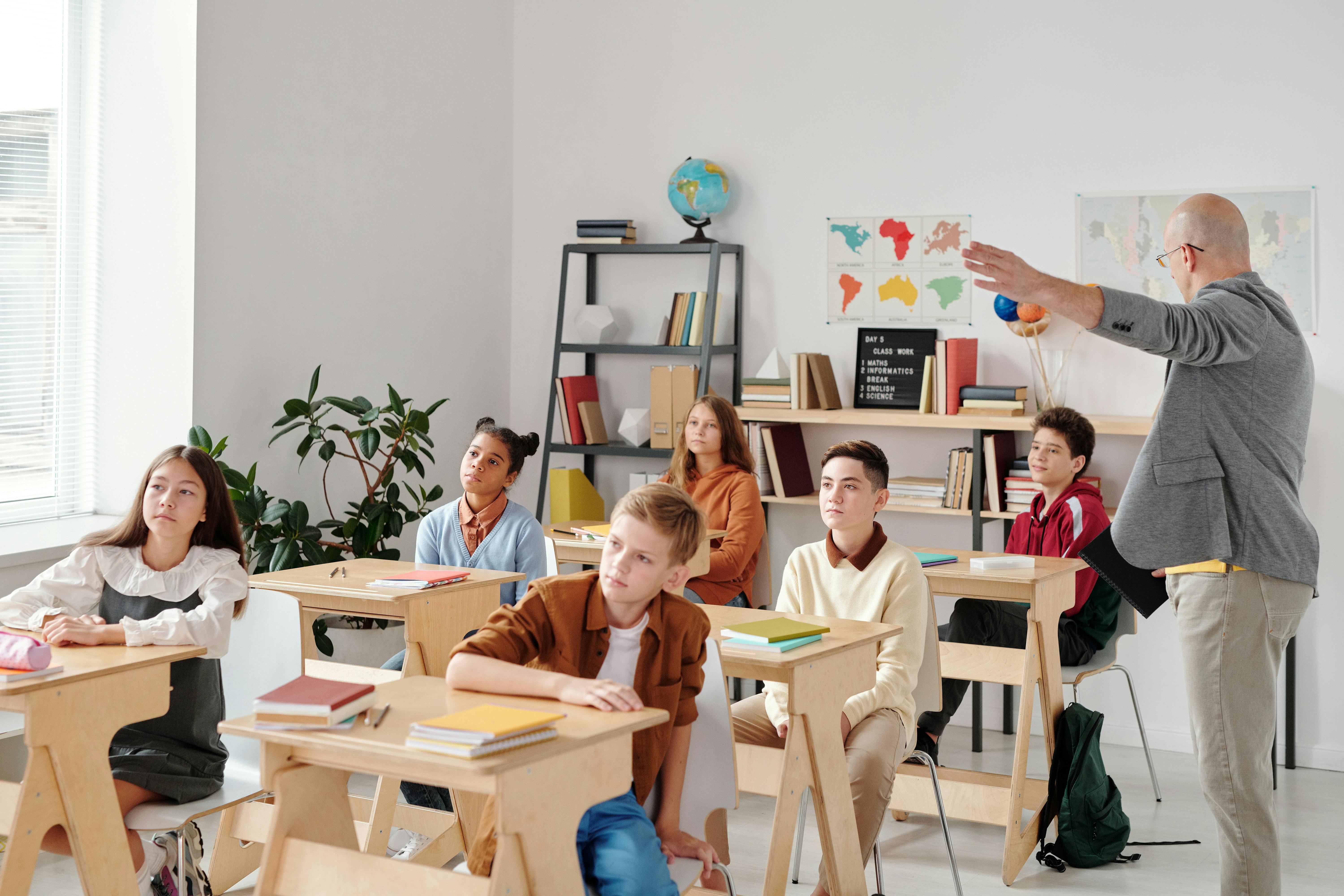 Leerlingen luisteren aandachtig tijdens de les