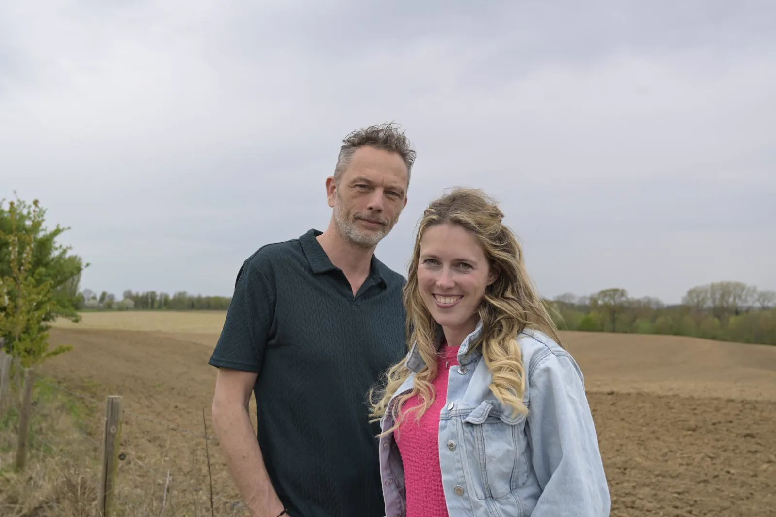 Shelley Kil en Bram de Wever in een open veld onder een weidse lucht